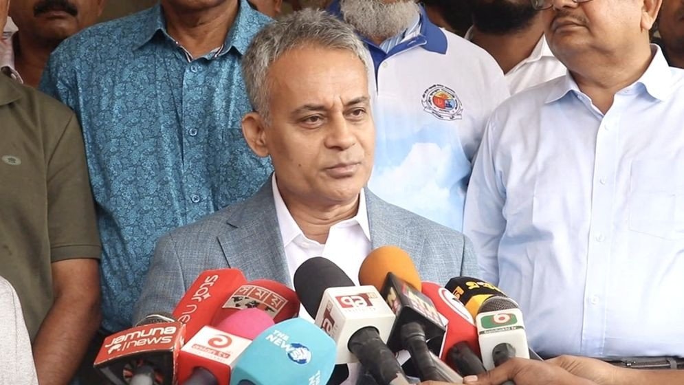অনলাইনে রেলের টিকিট কিনে বেশি দামে বিক্রি ঠেকানো কঠিন: রেলমন্ত্রী